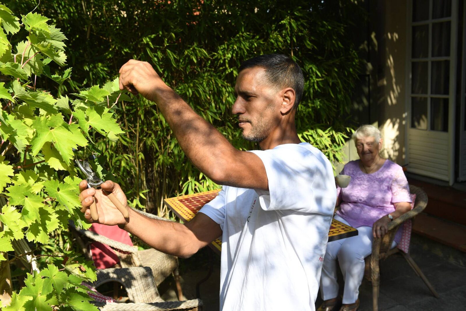 Aide à domicile aidant au jardinage